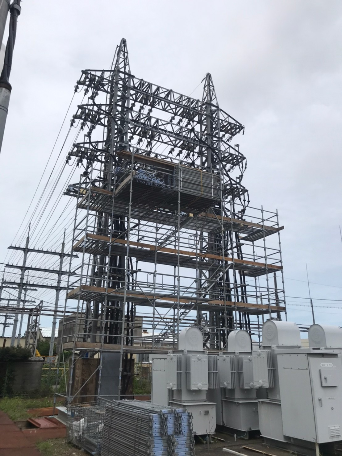 石川県小松市の工場内にある変電所施設にて仮設足場を施工してきました！