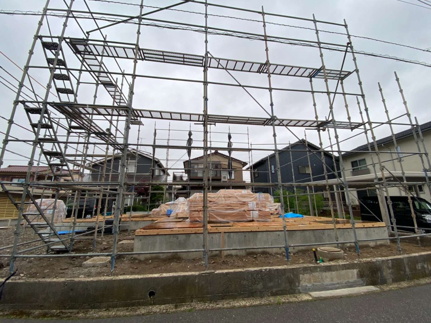 石川県金沢市にて一般住宅新築工事における先行足場を施工しました☆