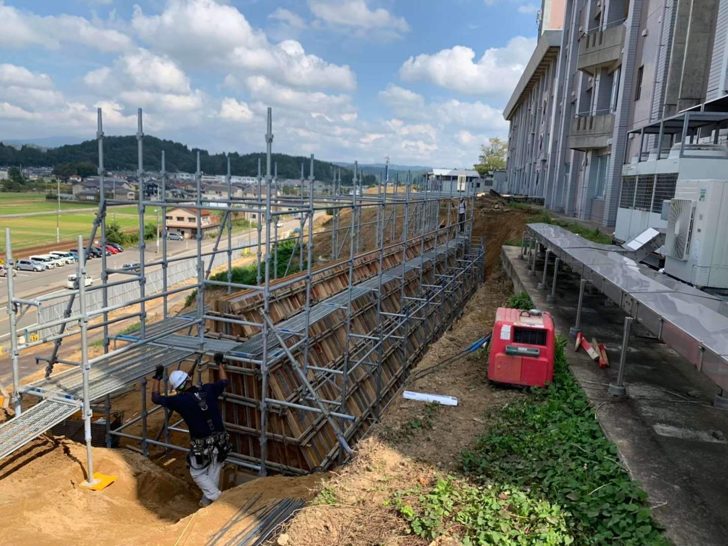 石川県金沢市内学校の擁壁のコンクリート打設による仮設足場施工