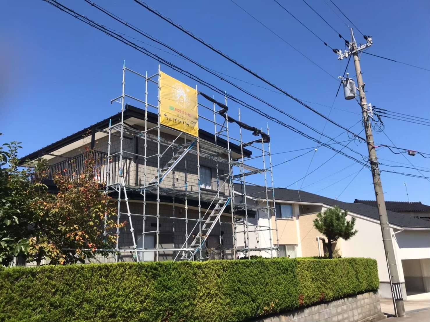 石川県能美市内住宅の屋根改修工事における外部足場施工