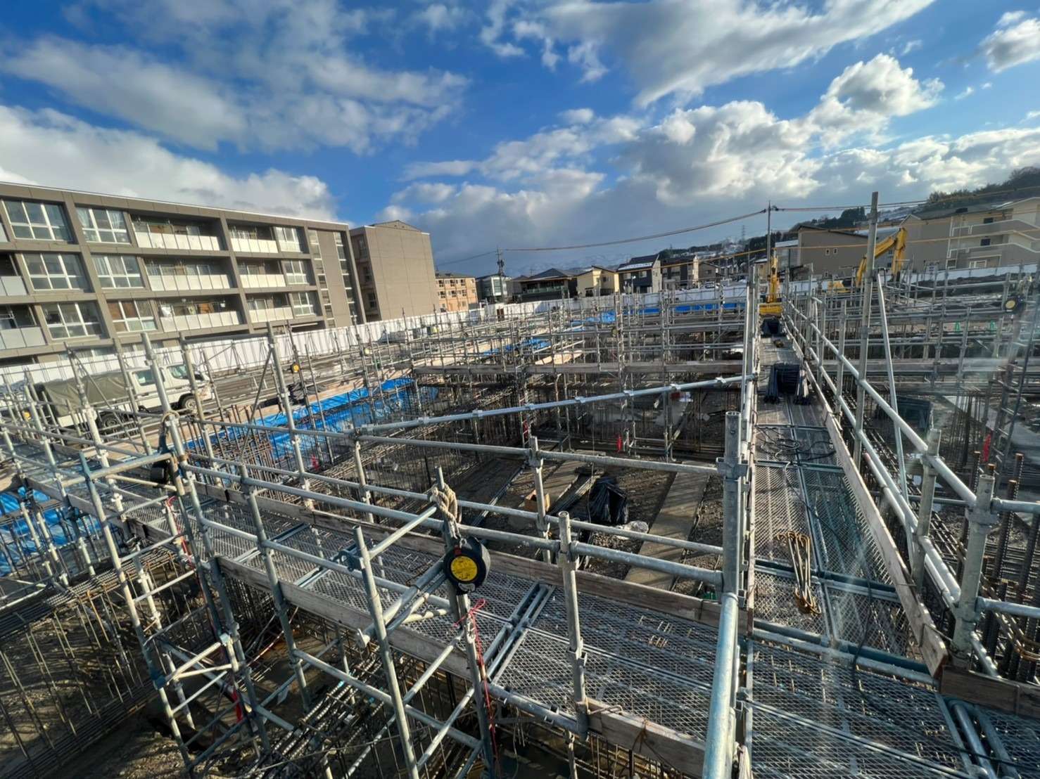 石川県金沢市内小学校の新築工事における地足場施工