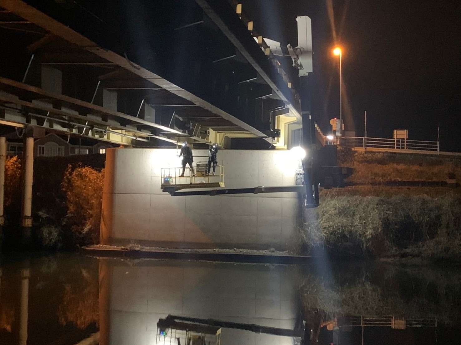 石川県小松市にて橋梁補修工事における吊り足場を施工しました☆